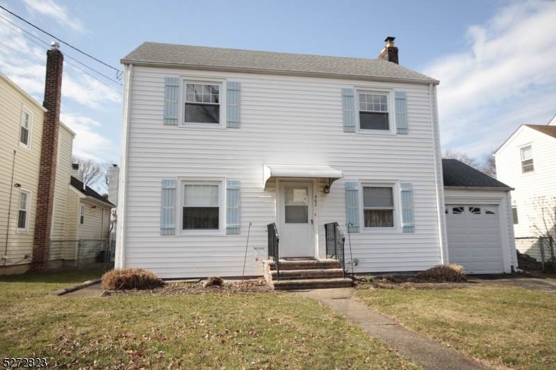 462 Whitewood Rd - Photo 1