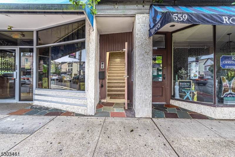 557 Bloomfield Ave - Photo 1