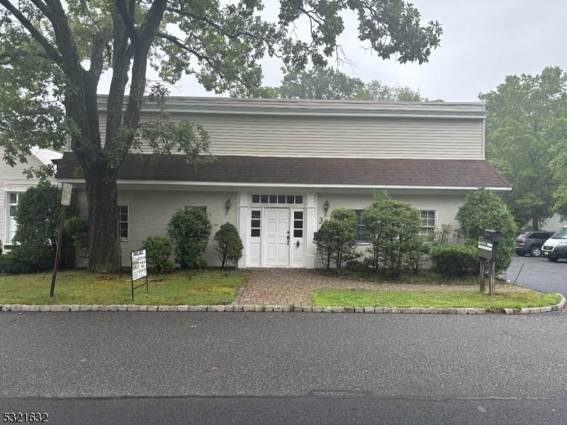 320 Essex St - Photo 1