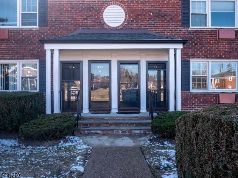 321 Pitney Pl - Photo 1