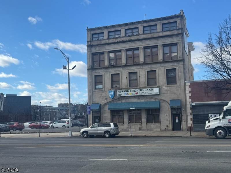 1019 Broad St - Photo 1
