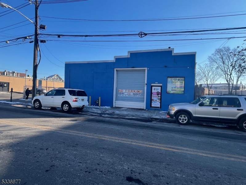 1114 E Grand St - Photo 1