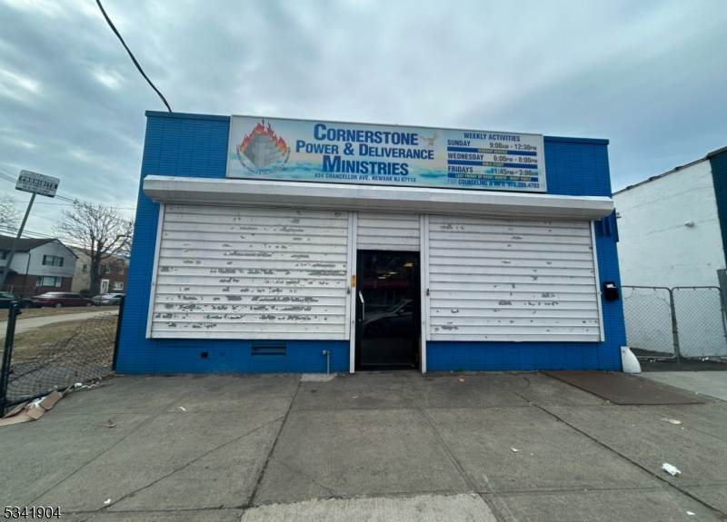 424 Chancellor Ave - Photo 1