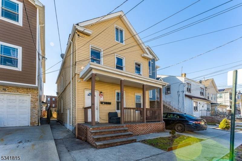 1040 Bond St - Photo 1