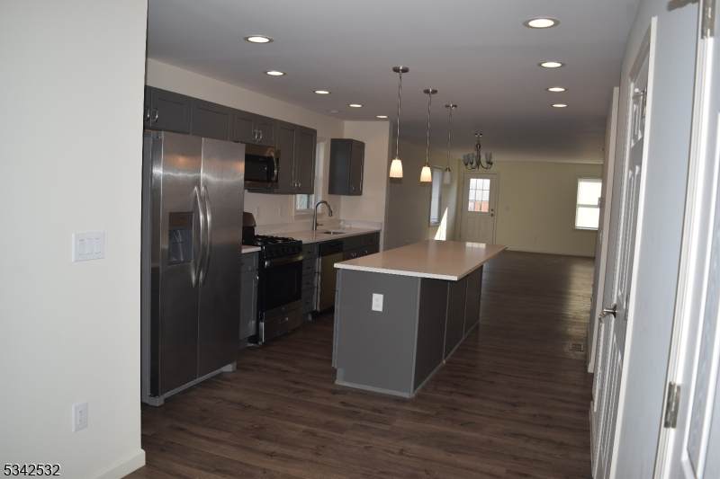 198 Wallace St - Photo 1