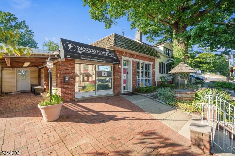 691 Franklin Ave - Photo 1