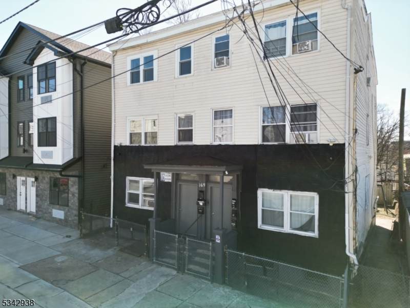 171 Temple St - Photo 1