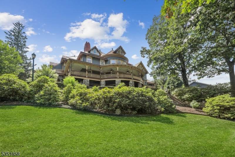 33 Edgemere Ave - Photo 1