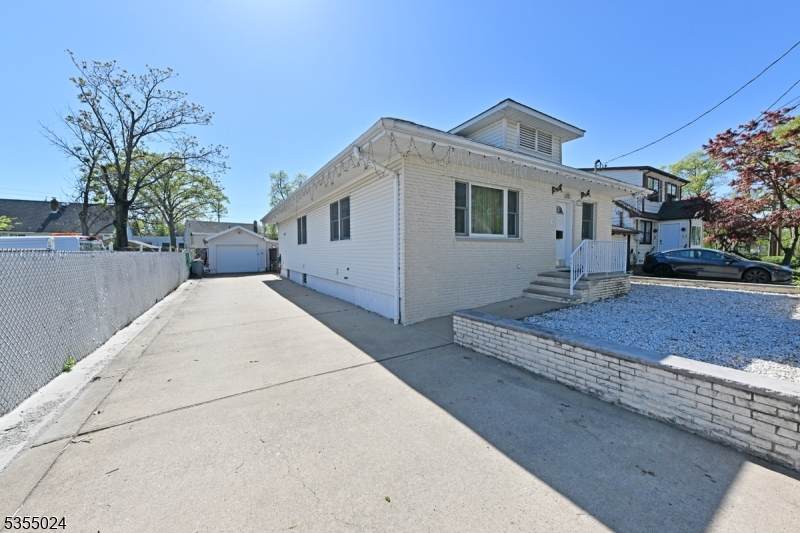 18 Radcliffe Ave - Photo 1