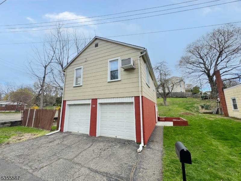 633 Warren St - Photo 1