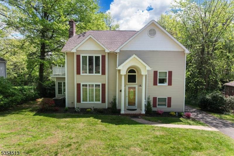 820 E Broad St - Photo 1