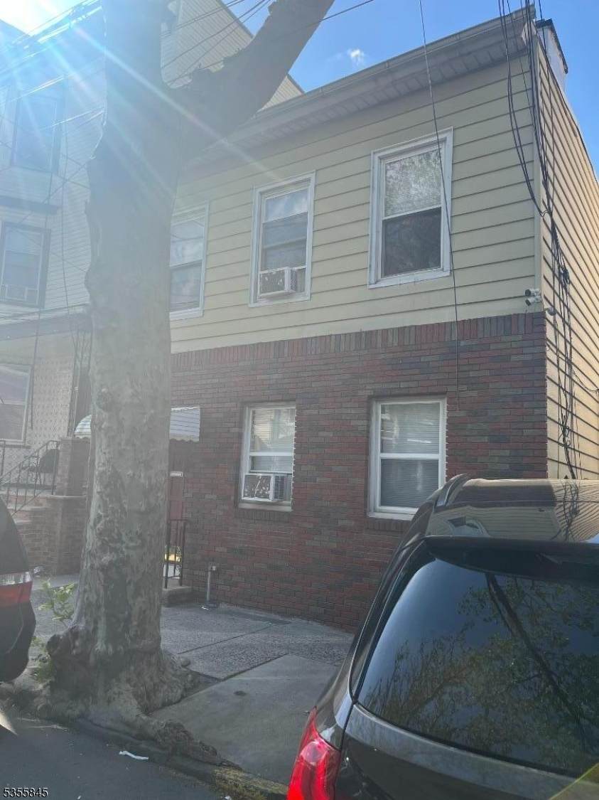 94 Napoleon St - Photo 1