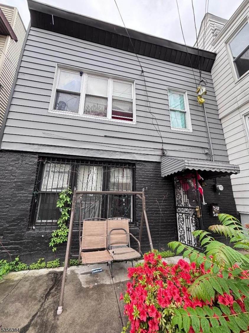 93 Woodlawn Ave - Photo 1
