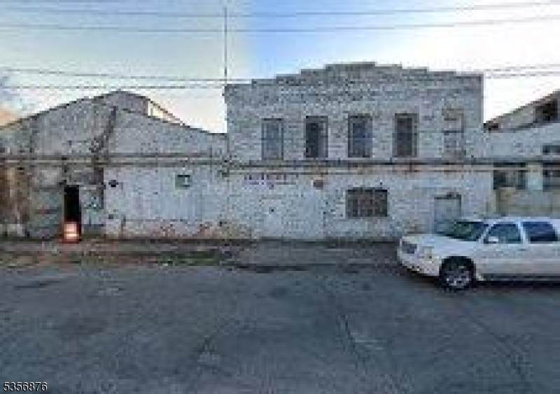 182 Putnam St - Photo 1