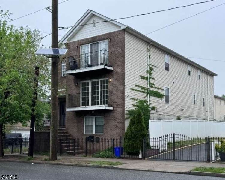 367 Hawthorne Ave - Photo 1