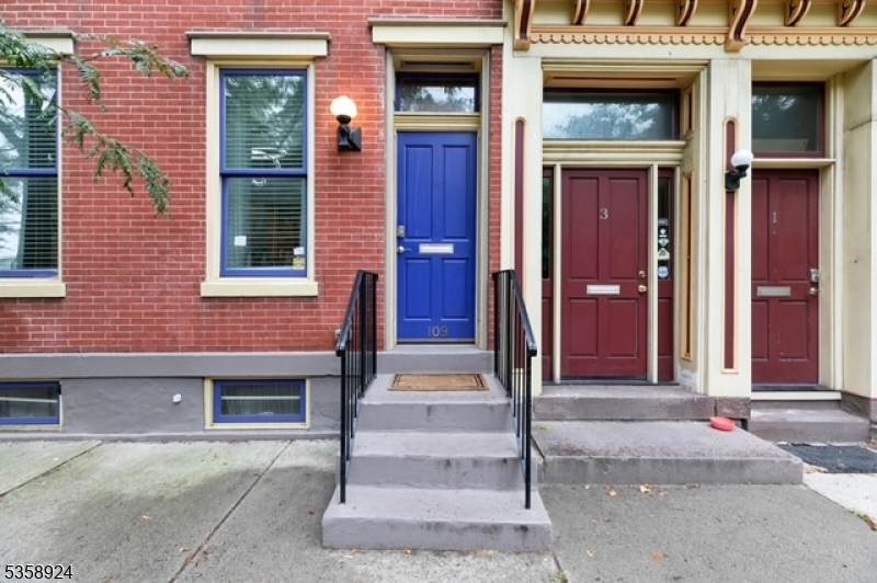 109 Centre St - Photo 1
