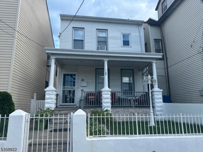 140 Oak St - Photo 1