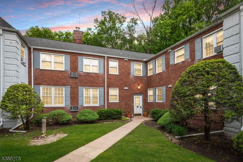 10 Parkway Vlg - Photo 1