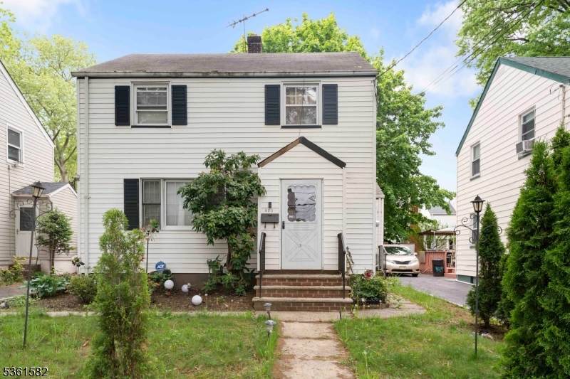 420 Hollywood Ave - Photo 1