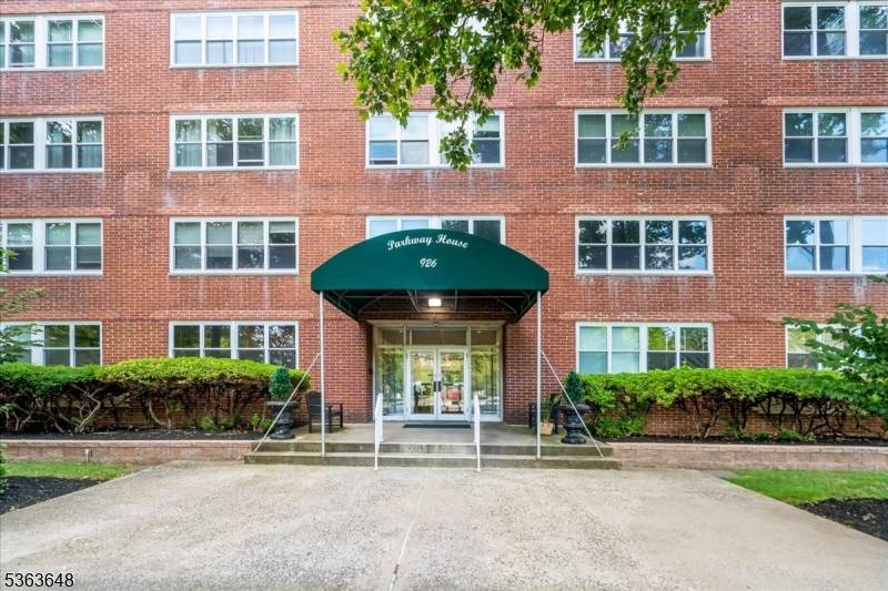 926 Bloomfield Ave - Photo 1