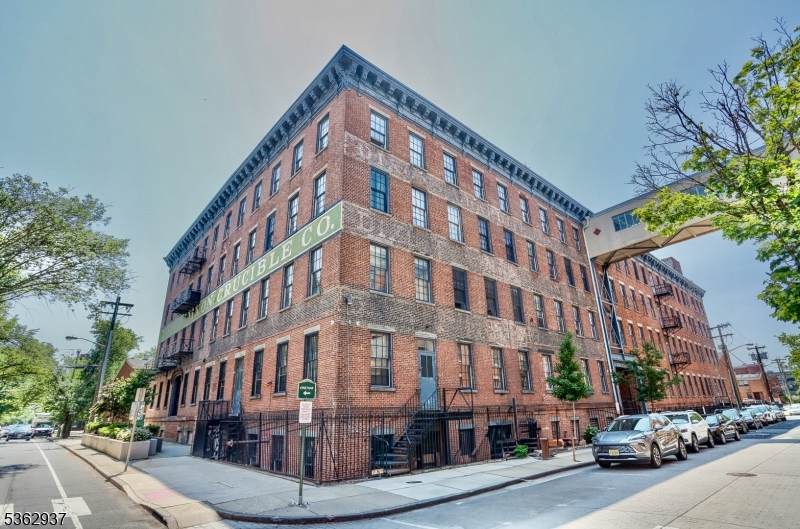 187 Wayne St - Photo 1