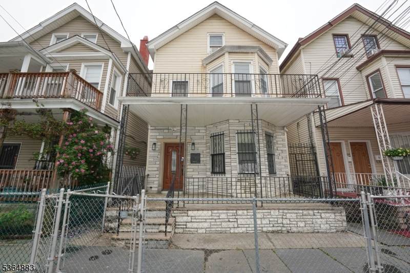 341 Summer Ave - Photo 1