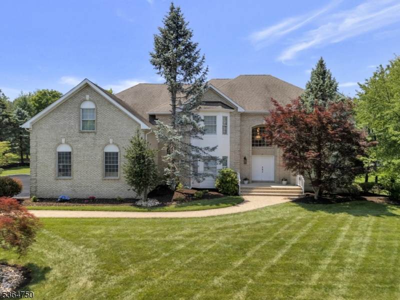 33 Briarwood Drive East - Photo 1