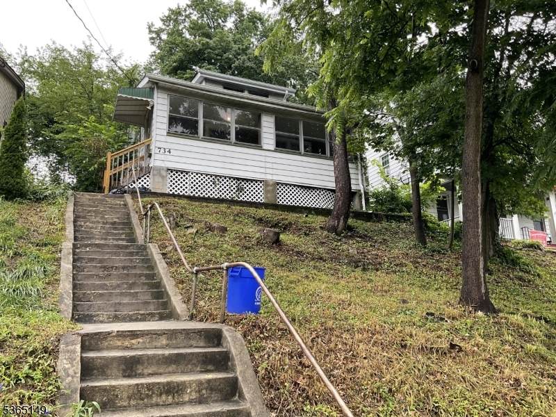 734 Broad St - Photo 1