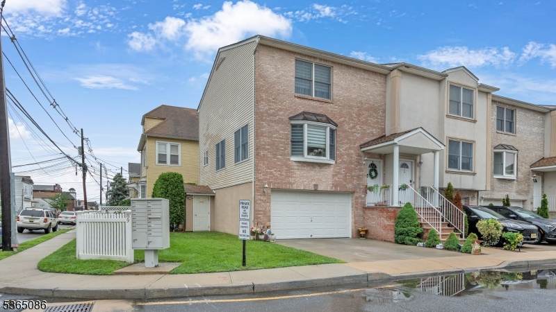 89 Plauderville Ave - Photo 1