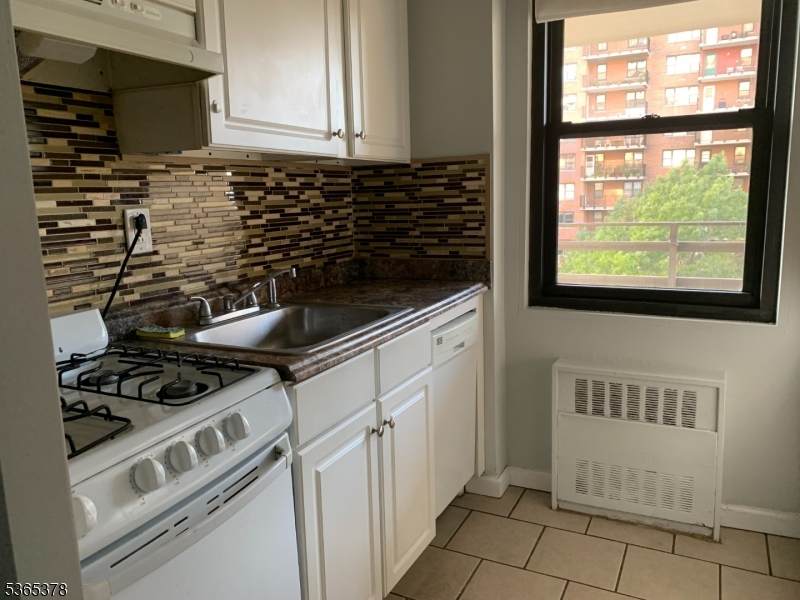 201 Saint Pauls Ave - Photo 1