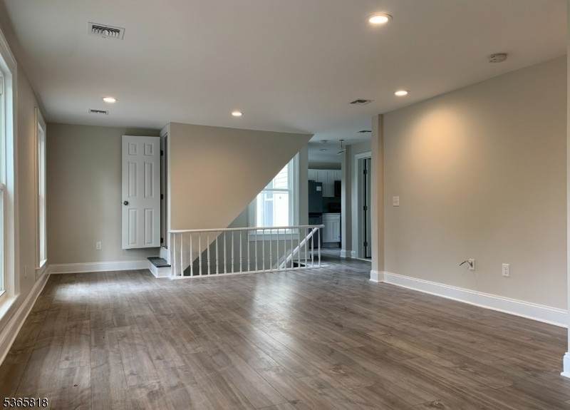 122 Valentine St - Photo 1