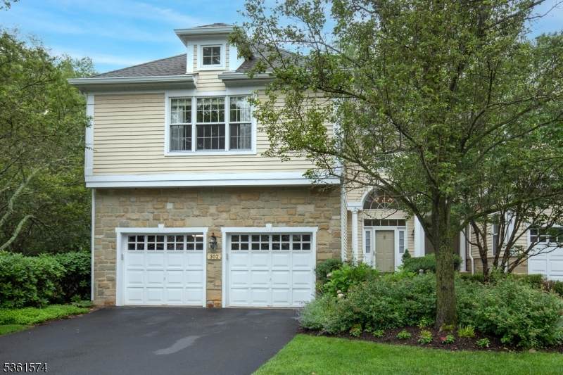 302 Lindabury Ln - Photo 1