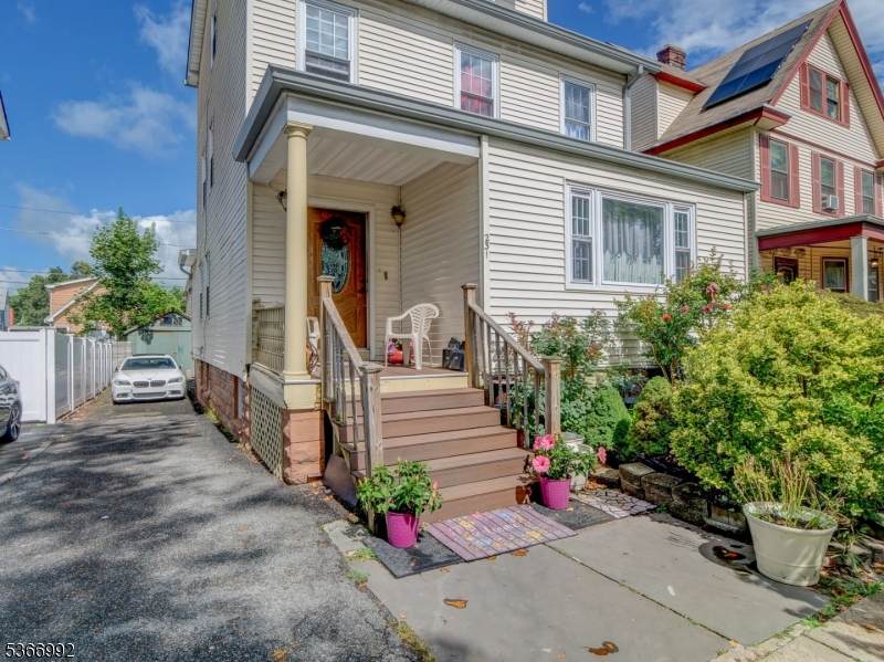 231 Waverly Pl - Photo 1
