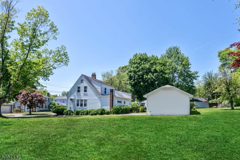 37 Hawthorne Ave - Photo 1