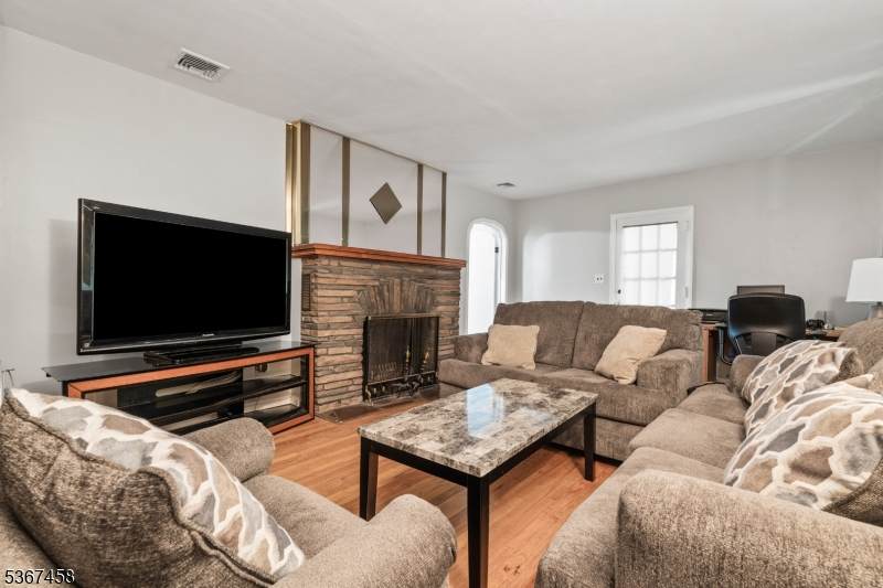 917 Tompkins Ave - Photo 1