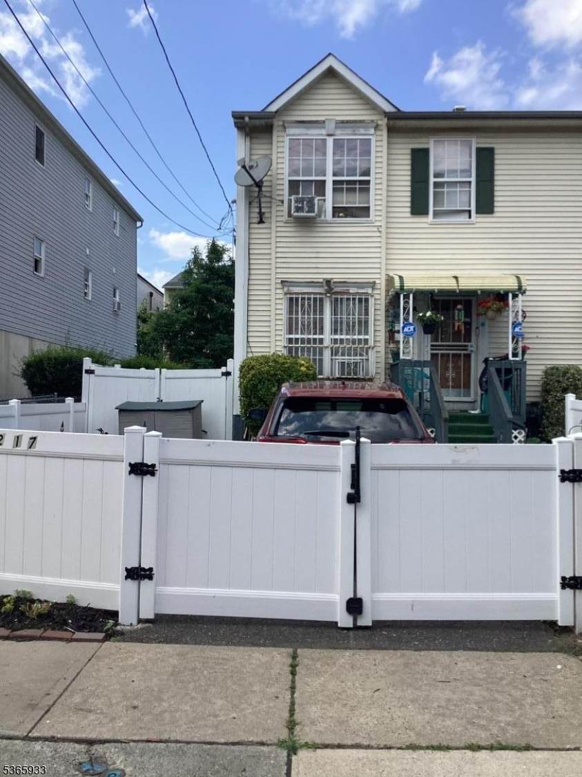 217 Governor St - Photo 1