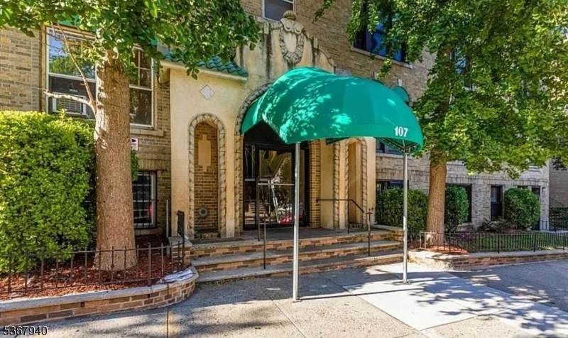 107 Kensington Ave - Photo 1