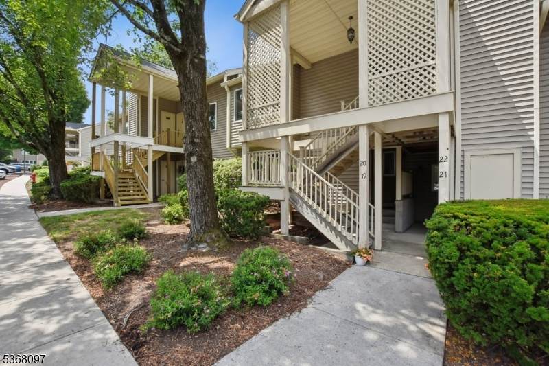 20 Augusta Dr - Photo 1