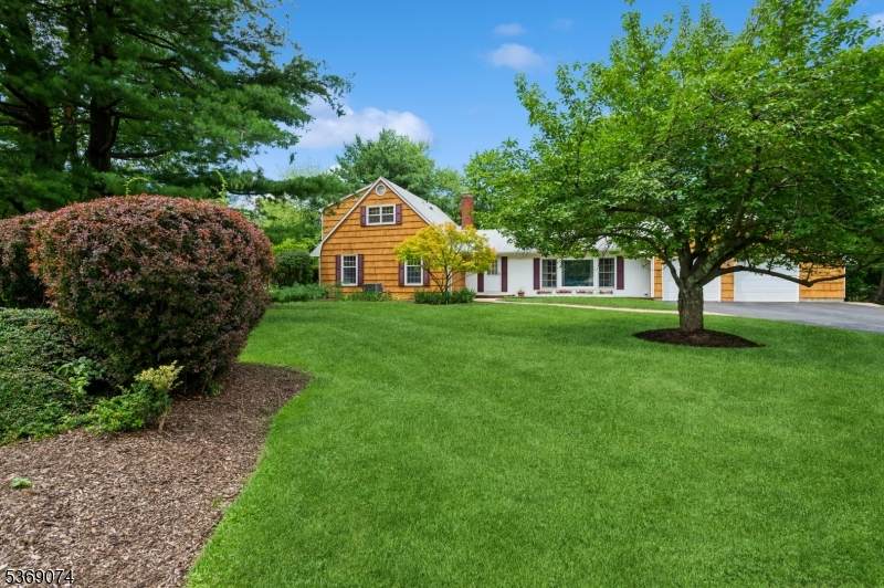1097 Cambridge Ln - Photo 1