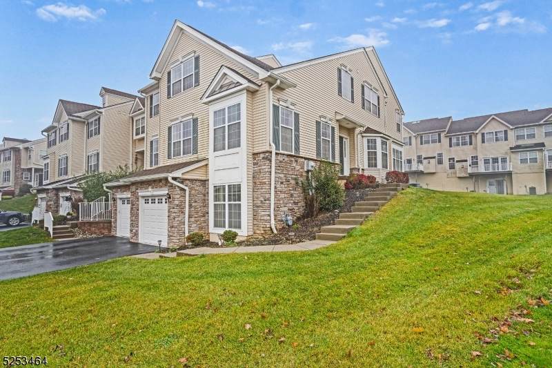 2 Greenwich Ct - Photo 1