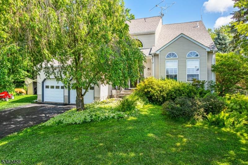 6 Colonial Cir - Photo 1