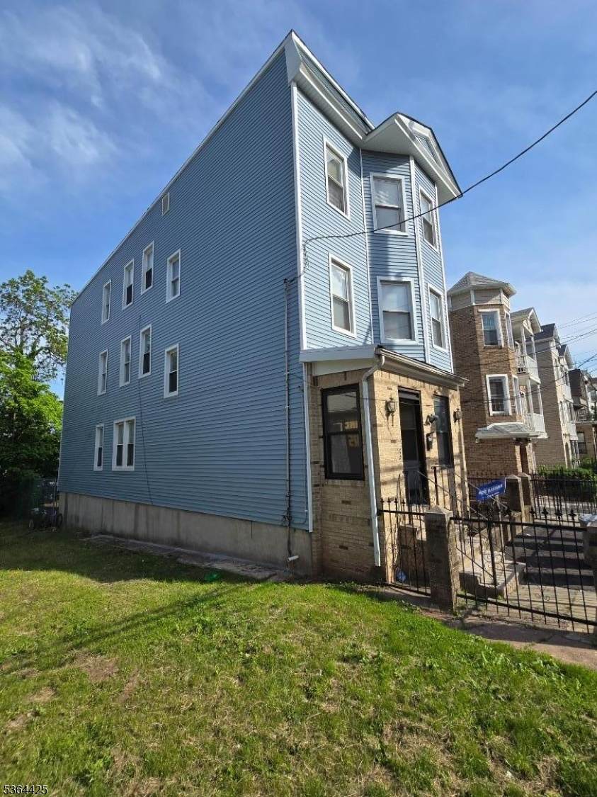 782 Bergen St - Photo 1