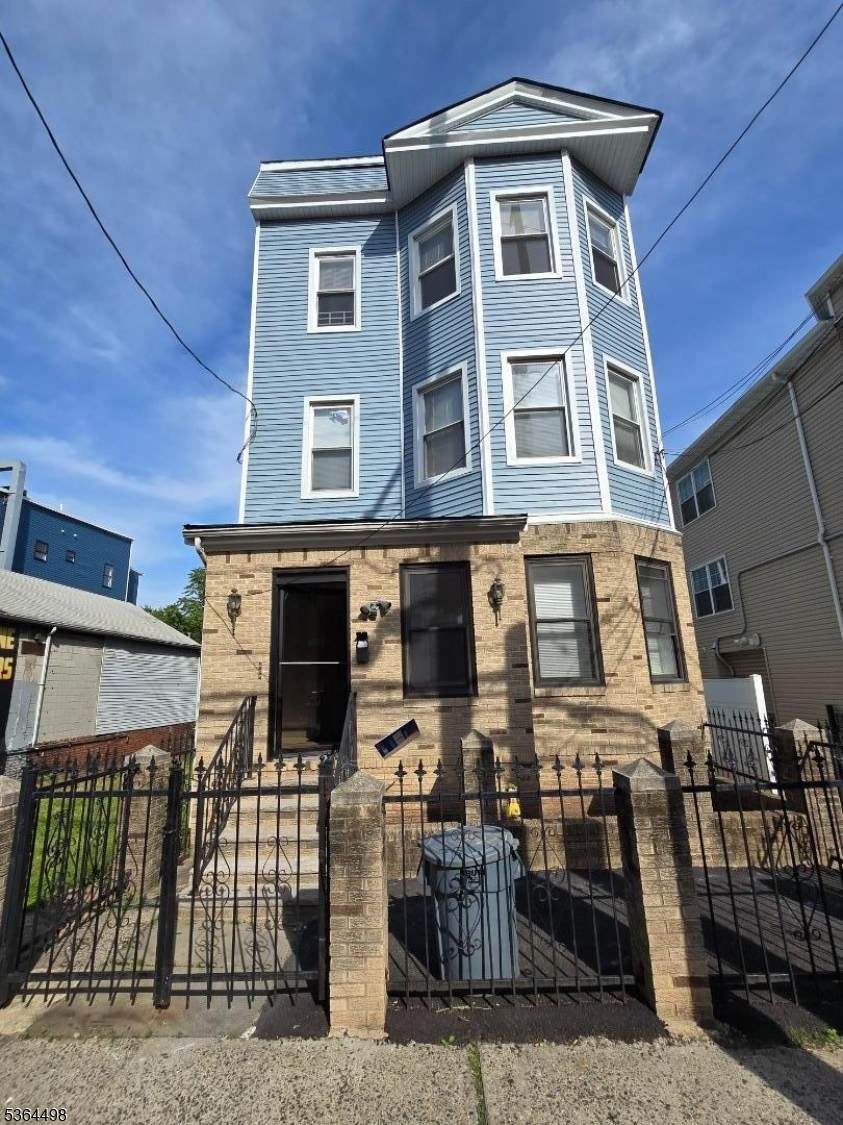 782 Bergen St - Photo 1