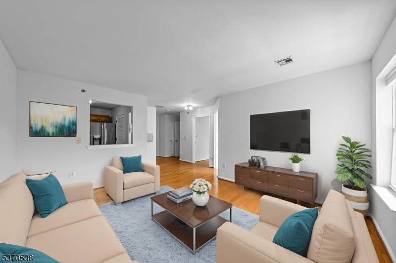 901 Stuyvesant Ave - Photo 1