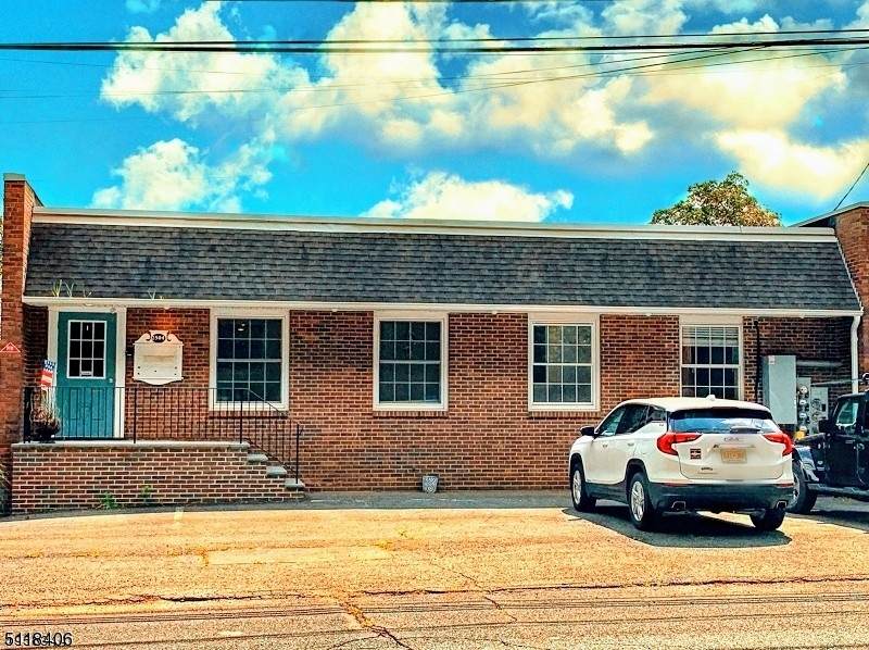 2504 Plainfield Ave - Photo 1