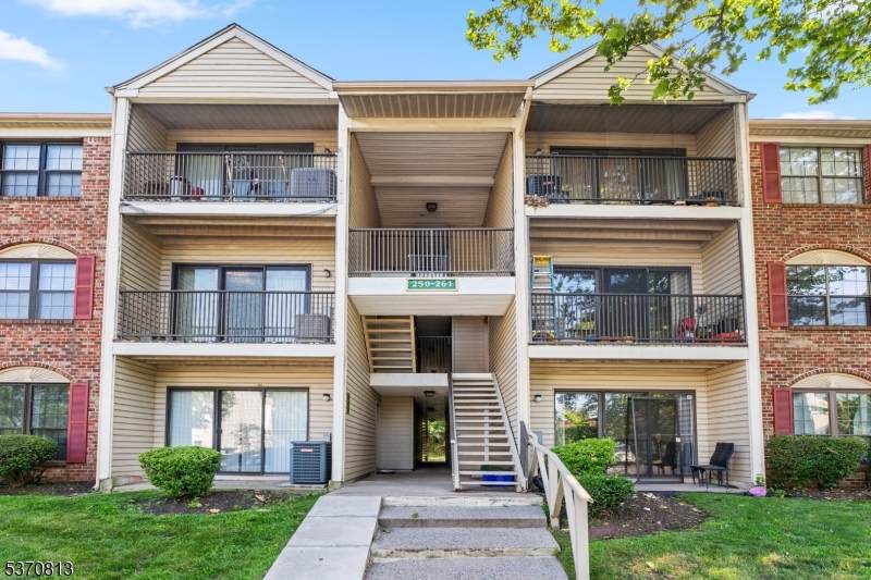 255 Hampshire Ct - Photo 1