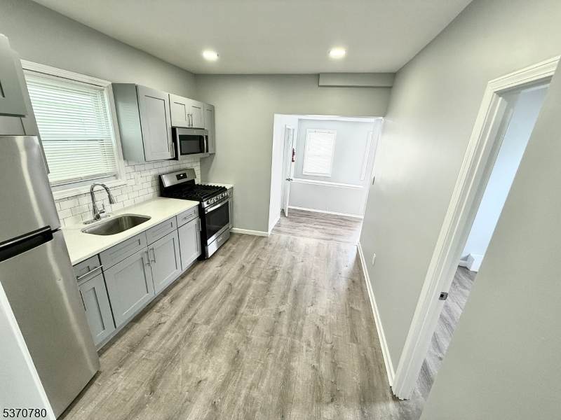 212 John St - Photo 1