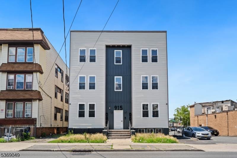 915 Grove St - Photo 1