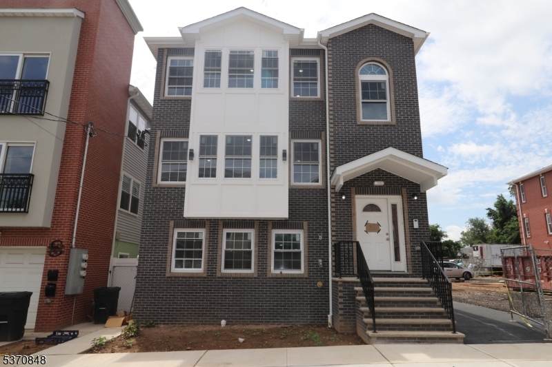 32 Garibaldi Ave - Photo 1
