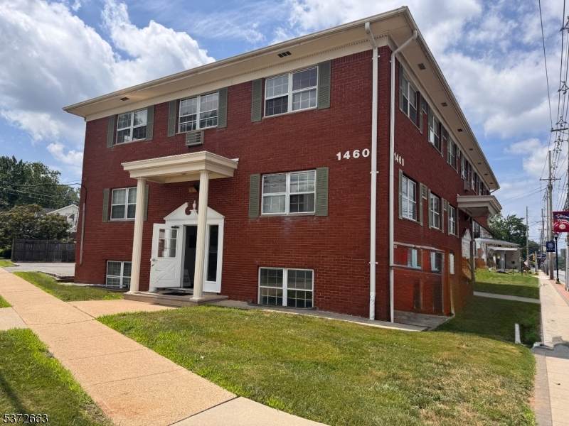 1460 Morris Ave - Photo 1